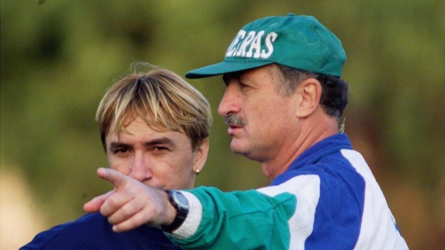 Luiz Felipe Scolari dá instruções para Paulo Nunes durante treino do Palmeiras em 1999 - Jorge Araújo/Folhapress