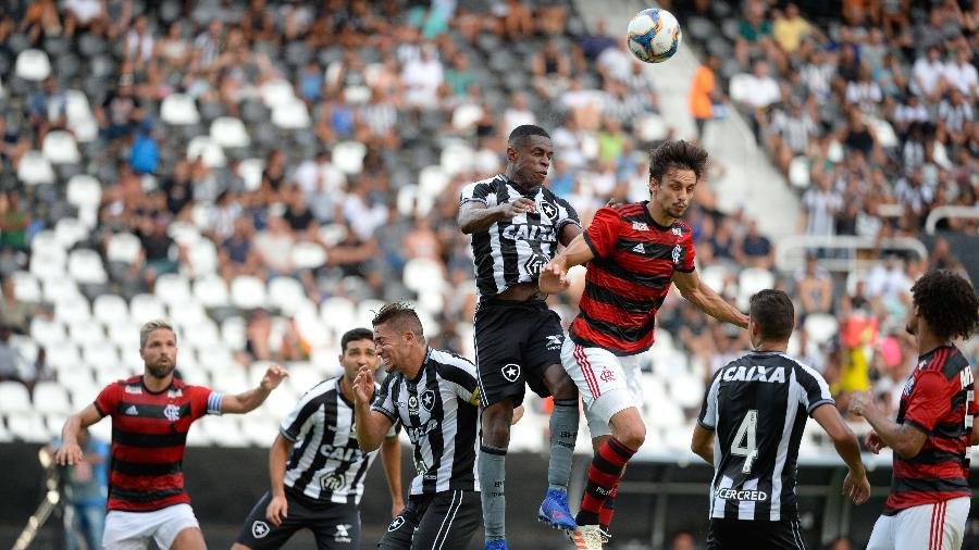 Marcelo Benevenuto disputa bola com Rodrigo Caio em jogo do Botafogo contra o Flamengo; Alvinegro tem projeto para virar S/A - Alexandre Vidal / Flamengo