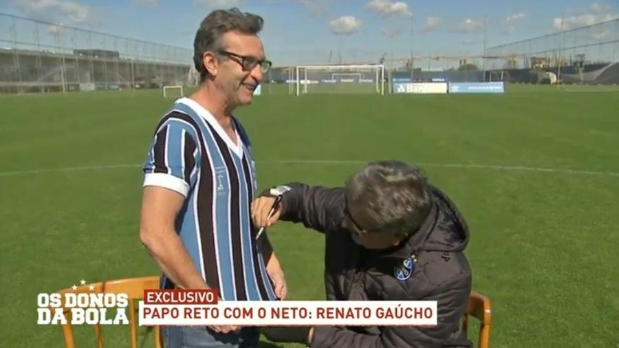 Neto veste camisa do Grêmio e ganha autógrafo de Renato Gaúcho - Reprodução/Band