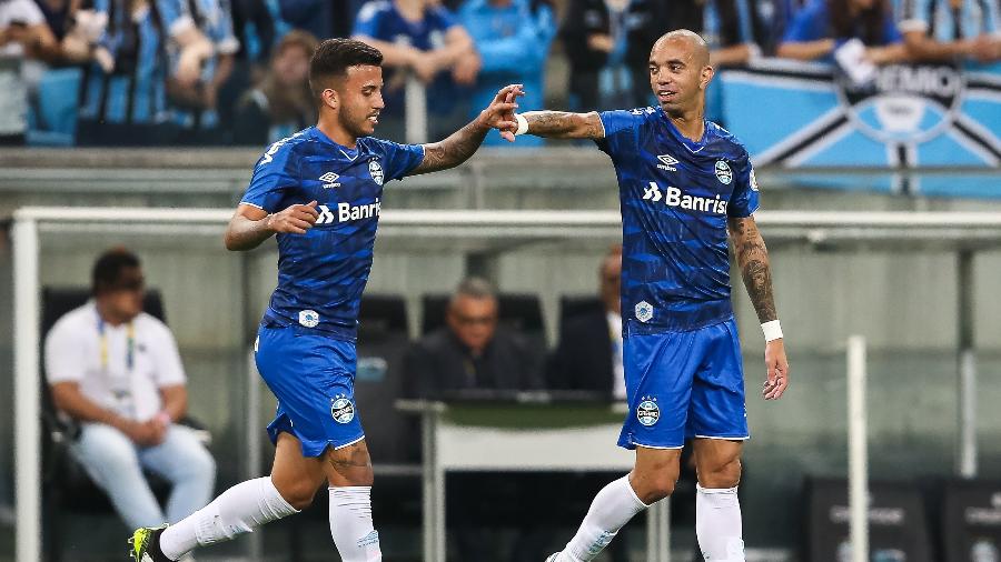 Diego Tardelli comemora gol do Grêmio com Matheus Henrique - Pedro H. Tesch/AGIF