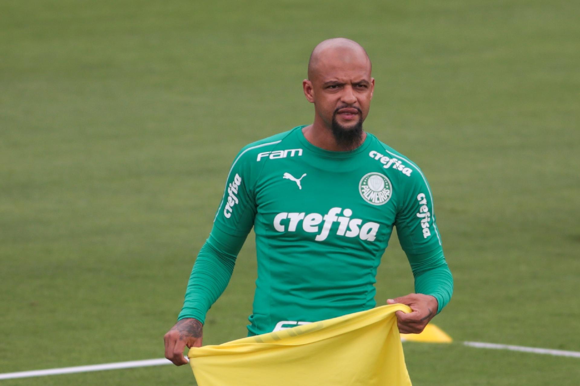 Em sua rede social, Felipe Melo registra treino a distância e diz: “Vai passar”