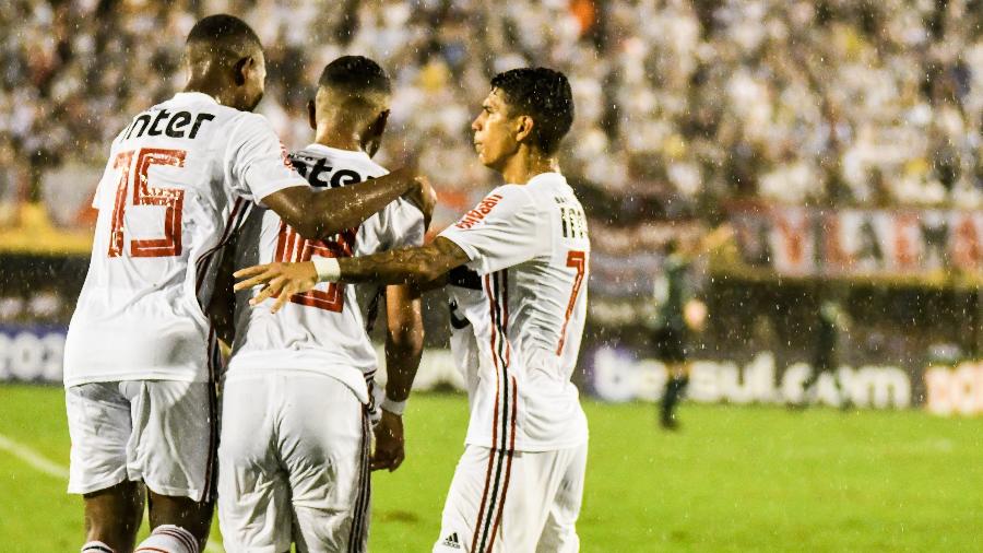 Jogadores do São Paulo comemoram gol contra o Coritiba na Copinha - RÔMULO MAGALHÃES/FUTURA PRESS/FUTURA PRESS/ESTADÃO CONTEÚDO