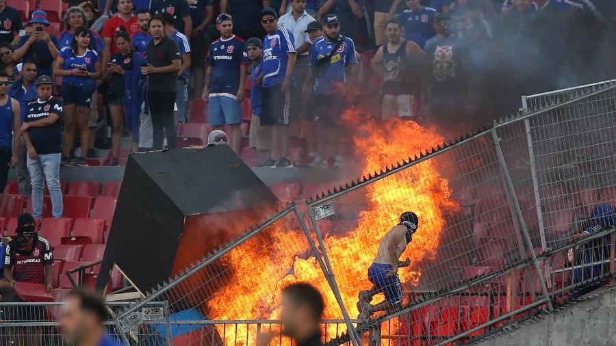 Jogo do Inter em Santiago, contra Universidad de Chile, teve até incêndio no estádio Nacional em protesto contra autoridades - REUTERS/Edgard Garrido ORG XMIT: AIMEX