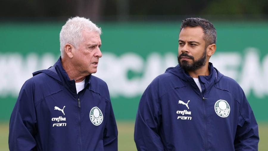 Antônio Mello, preparador físico do Palmeiras, conversa com Daniel Gonçalves (dir.), coordenador científico - Cesar Greco/Ag. Palmeiras/Divulgação