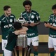 Luan abraça troféu da CONMEBOL Libertadores após vitória do Palmeiras contra o Santos - Silvia Izquierdo/Getty Images