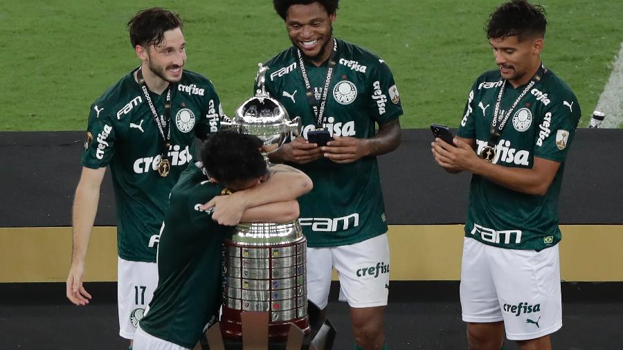 Luan abraça troféu da CONMEBOL Libertadores após vitória do Palmeiras contra o Santos - Silvia Izquierdo/Getty Images