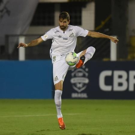 Luan Peres acertou com o Santos por quatro anos