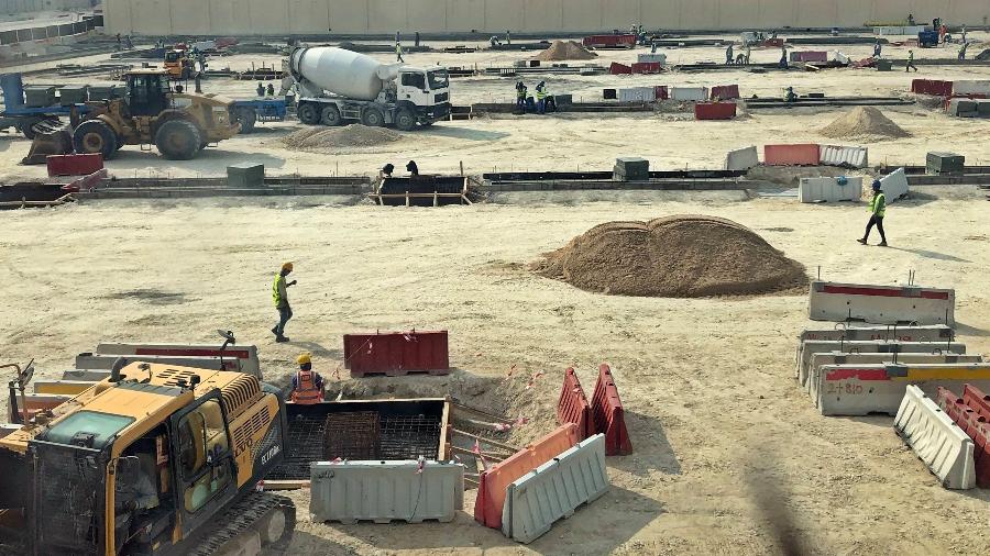 Obras próxima ao local em que está sendo contruído o estádio Lusail, em Doha, no Qatar, que será usado na Copa do Mundo de 2022 - Tiago Leme/UOL
