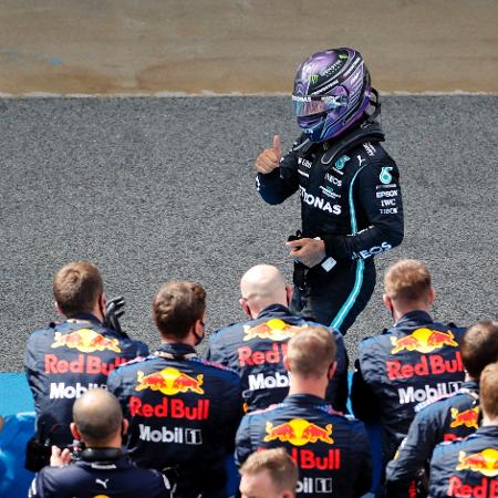Lewis Hamilton passa em frente aos mecânicos da Red Bull após vencer o GP da Espanha de Fórmula 1 - REUTERS/Nacho Doce