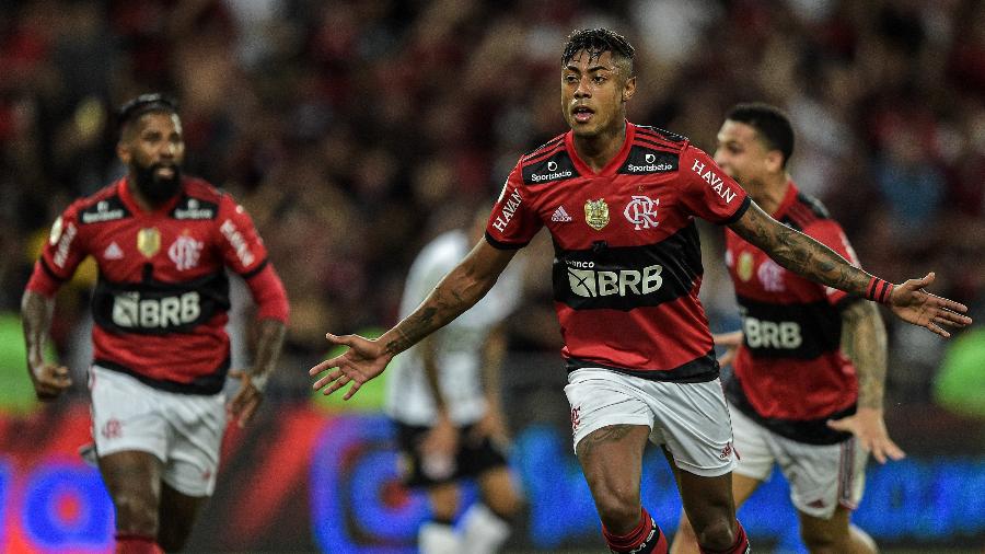 Bruno Henrique comemora gol do Flamengo contra o Corinthians pelo Brasileirão após cruzamento de Rodinei (à esq.) - Thiago Ribeiro/AGIF