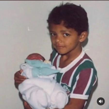 Felipe Melo, ainda criança, vestido com a camisa do Fluminense: clube da infância e dos pais - Reprodução / Twitter