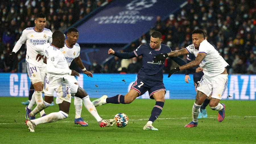 Mbappé, do PSG, recebe dentro da área e tenta a finalização em meio a cinco jogadores do Real Madrid - REUTERS/Sarah Meyssonnier