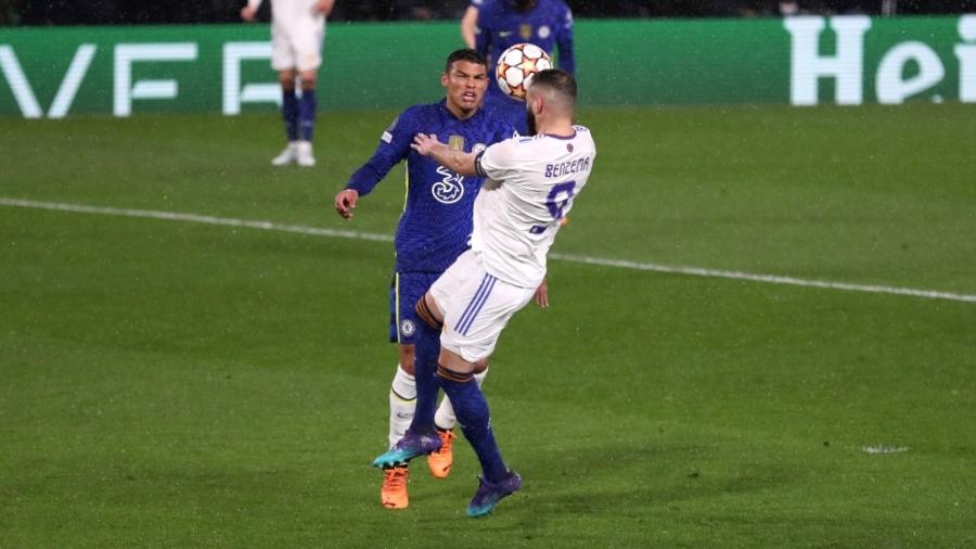 Karim Benzema cabeceia em frente a Thiago Silva durante Chelsea x Real Madrid na Liga dos Campeões 2021-22 - Matthew Lewis - UEFA