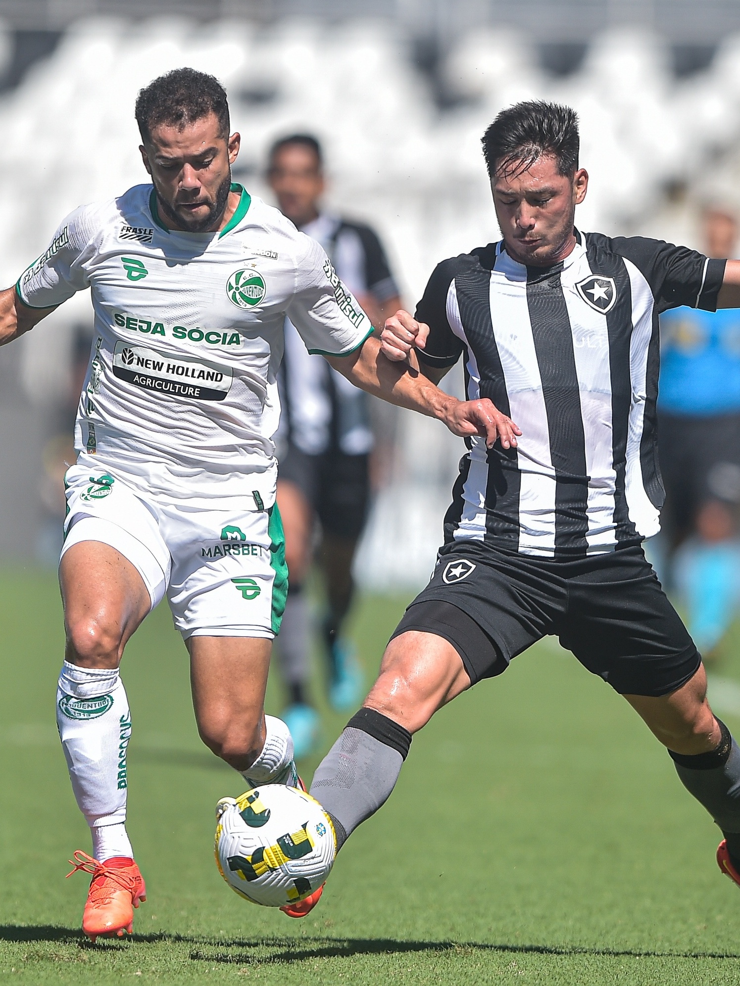 Após gol do Juventude, jogo teve 14 minutos de paralisação e apenas 5 de  bola rolando até Botafogo empatar - FogãoNET