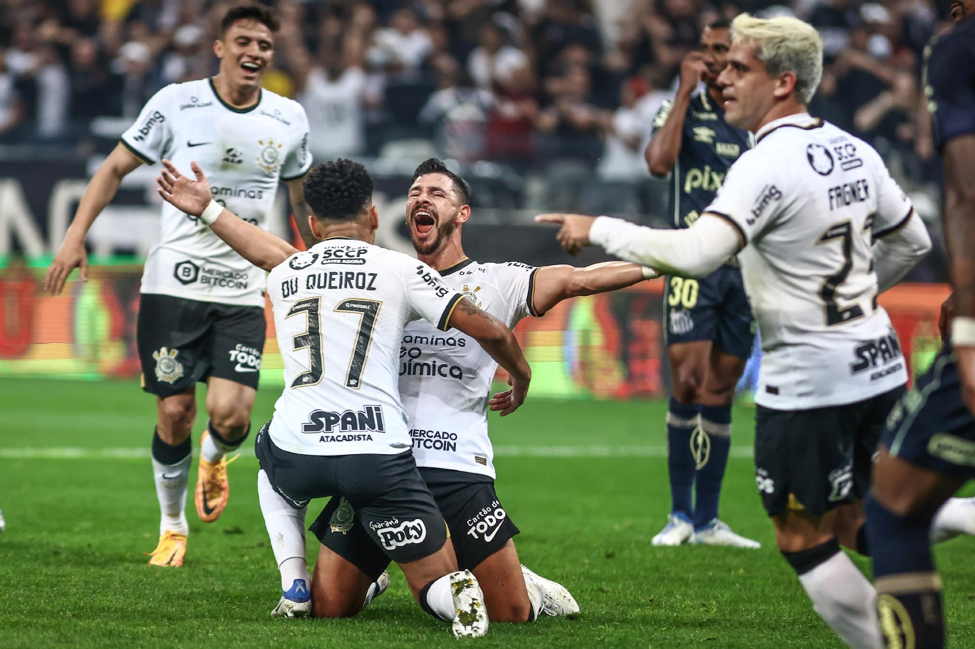 Giuliano comemora gol marcado pelo Corinthians, na partida contra o Santos - Marcello Zambrana/AGIF