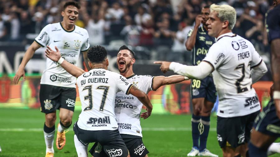 Giuliano comemora gol marcado pelo Corinthians, na partida contra o Santos - Marcello Zambrana/AGIF
