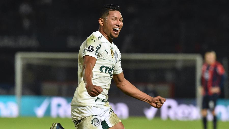 Rony, do Palmeiras, comemora seu segundo gol em jogo contra o Cerro Porteño - NORBERTO DUARTE / AFP