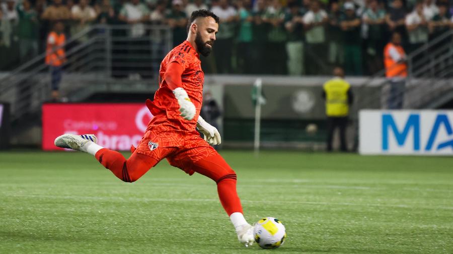 Jandrei, goleiro do São Paulo, em ação na partida contra o Palmeiras pela Copa do Brasil - Marcello Zambrana/AGIF