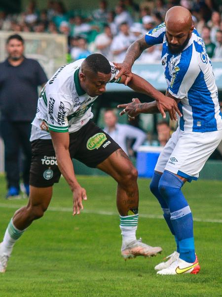 Diego Porfírio, do Coritiba, disputa lance com Bruno Silva,do Avaí, durante partida no estádio Couto Pereira pelo campeonato Brasileiro