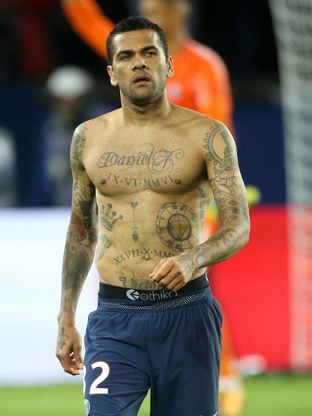 Daniel Alves em jogo entre PSG e Olympique, em 2017 - Jean Catuffe/Getty Images