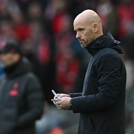 O técnico Erik Ten Hag durante a derrota por 7 a 0 para o Liverpool - Paul Ellis/AFP