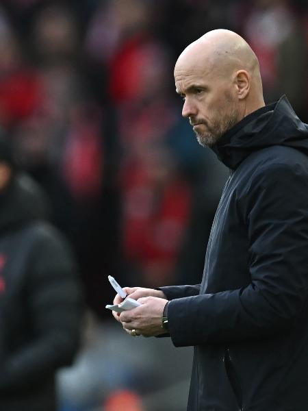 O técnico Erik Ten Hag durante a derrota por 7 a 0 para o Liverpool - Paul Ellis/AFP