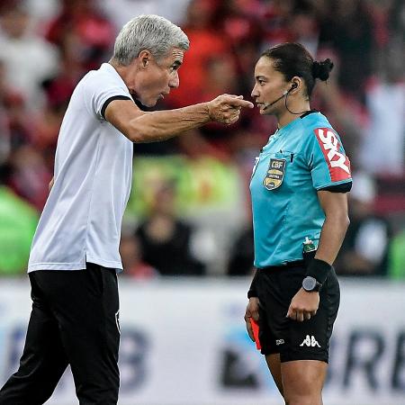 Luis Castro discute com Edina Alves Batista em Flamengo x Botafogo -  Thiago Ribeiro/AGIF