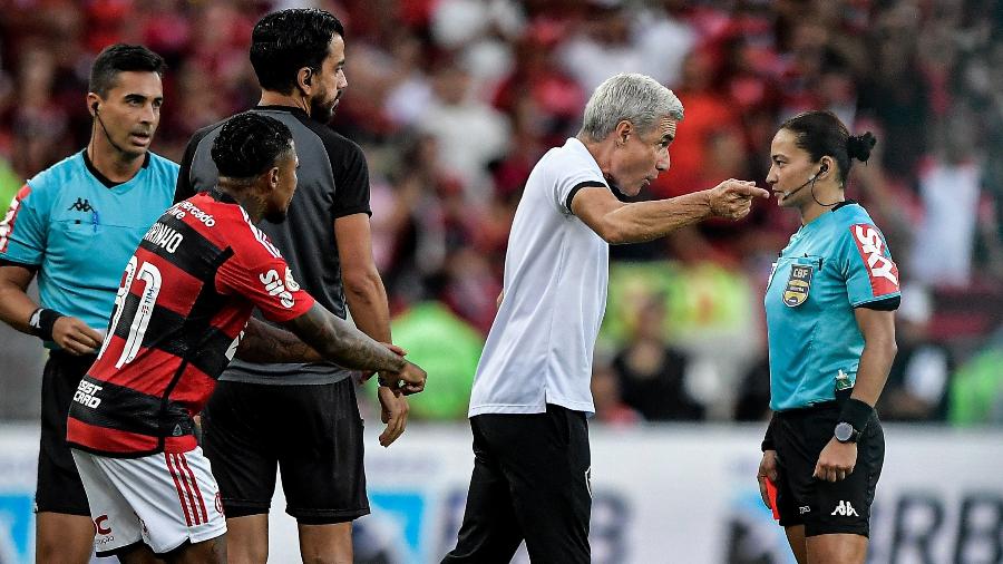 Luis Castro discute com Edina Alves Batista em Flamengo x Botafogo Luis Castro discute com Edina Alves Batista em Flamengo x Botafogo