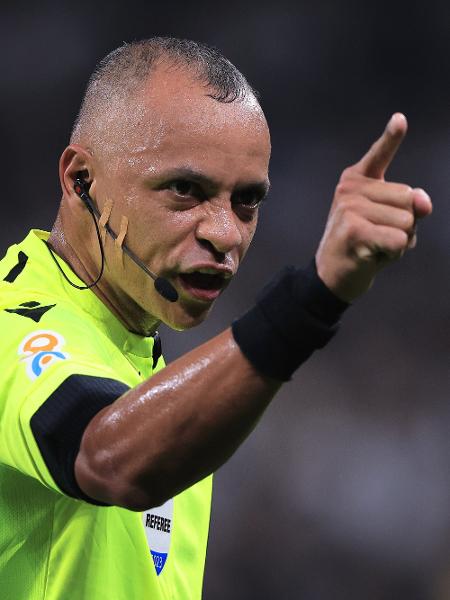 Wilton Pereira Sampaio teve arbitragem polêmica na Arábia Saudita