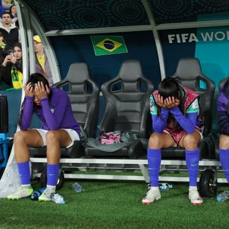 Jogadoras da seleção brasileira lamentam eliminação na Copa do Mundo Feminina