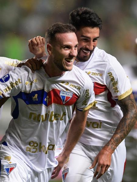 Jogadores do Fortaleza festejam gol de Pochettino sobre o América-MG, em jogo da Sul-Americana