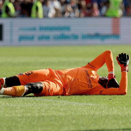 Goleiro Mory Diaw, do Montpellier, é atordoado por rojão em jogo contra Clermont no Campeonato Francês