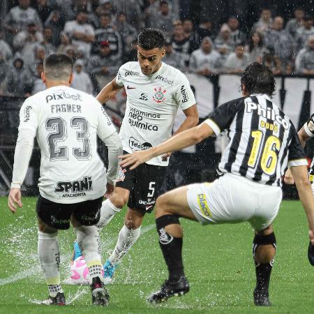 Fausto Vera tenta fazer a jogada durante Corinthians x Santos, clássico do Campeonato Brasileiro