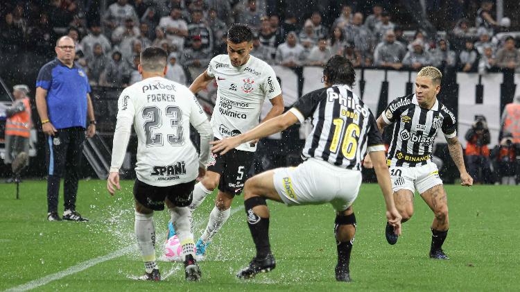Fausto Vera tenta fazer a jogada durante Corinthians x Santos, clássico do Campeonato Brasileiro