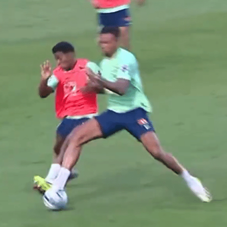 Gabriel Magalhães dá entrada em Endrick durante treino da seleção brasileira