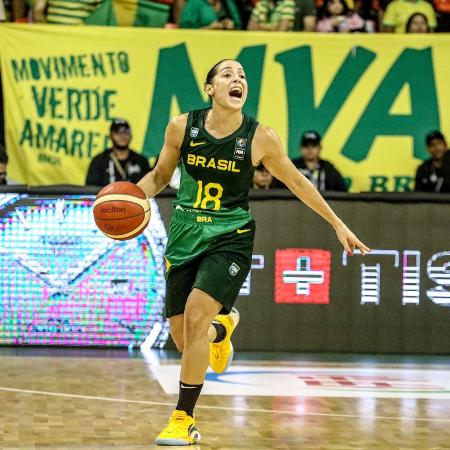 Debora, da seleção feminina de basquete do Brasil, durante jogo contra a Sérvia