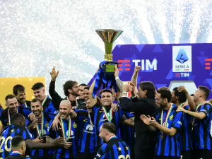 Inter de Milão empata com a Lazio e recebe taça do Campeonato Italiano