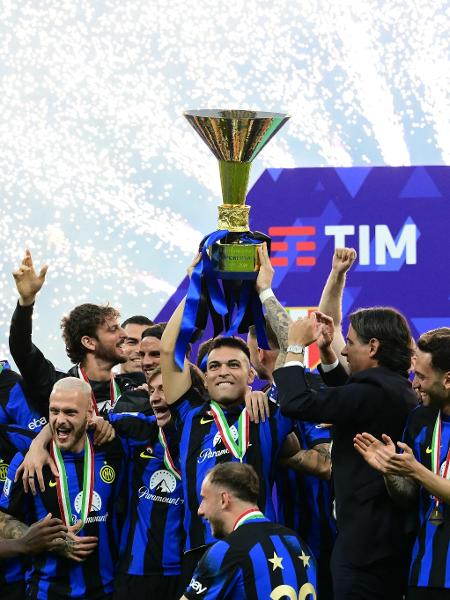 Jogadores da Inter de Milão erguem taça do Campeonato Italiano