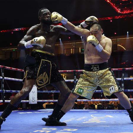 Zhilei Zhang (à direita) venceu Deontay Wilder