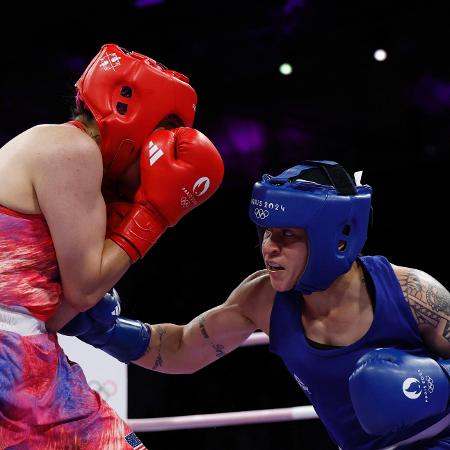 Beatriz Ferreira em ação contra Jajaira Gonzalez no boxe feminino das Olimpíadas