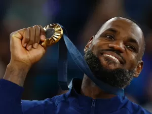 LeBron é eleito MVP e descarta jogar em 2028: 'Não me vejo em Los Angeles'