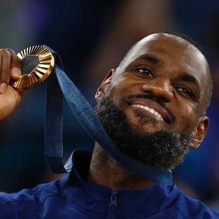 Lebron James ostenta a medalha de ouro conquistada nas Olimpíadas de Paris 2024, a terceira dele na carreira