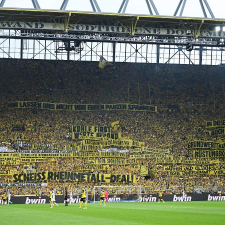 Torcida do Borussia Dortmund estende faixas no Signal Iduna Park em protesto contra patrocínio de fabricante de armas