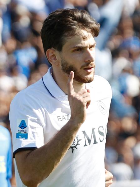 Khvicha Kvaratskhelia comemora gol do Napoli diante do Empoli em jogo do Campeonato Italiano - NurPhoto/NurPhoto via Getty Images