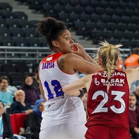 Damiris Dantas em ação durante jogo de basquete do Campeonato Turco