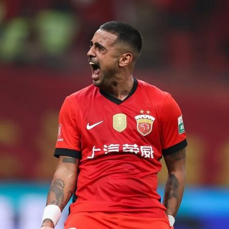 Léo Souza foi contratado pelo Shanghai Port, da China, nesta temporada Léo Souza foi contratado pelo Shanghai Port, da China, nesta temporada
