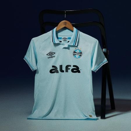 Inspirada nos anos 90 e 2000, a camisa surge com uma nova cor após sete temporadas