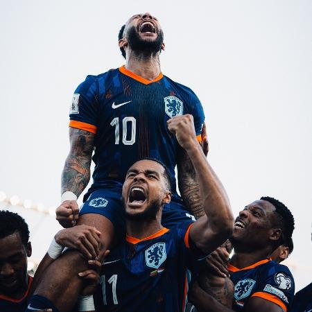 Memphis comemora gol da Holanda contra Lituânia, pelas Eliminatórias