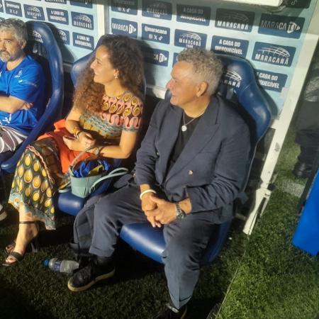 Roberto Baggio, de terno, durante jogo de lendas de Brasil e Itália no Maracanã Roberto Baggio, de terno, durante jogo de lendas de Brasil e Itália no Maracanã