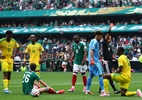 México vence África do Sul em abertura com 3 expulsos por juiz brasileiro